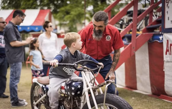 Charlie Ransom hướng dẫn những đứa trẻ cách thức và các mẹo cơ bản trong việc lần đầu tiên cầm lái những chiếc môtô phân khối lớn.