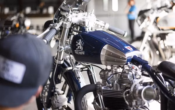 Một chiếc Triumph được độ bởi Jacona Custom Cycles. Thương hiệu xe Anh Quốc này bắt đầu chế tạo môtô PKL từ năm 1902.