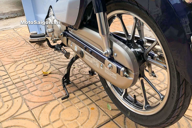 Bộ gắp sau của xe được tiện từ nhôm nguyên khối, sau đó bắt vào cặp phuộc sau có thiết kế thanh thoát, đẹp mắt. Ngay cả thiết kế pô "quả nhót" nhưng cách điệu với ốp mạ sang bóng được xem là đặc trưng của dòng xe máy Cub cũng được Honda "tái chế" lại trên mẫu C125 mới này. Các chi tiết khác mang logo Honda màu đỏ mới...