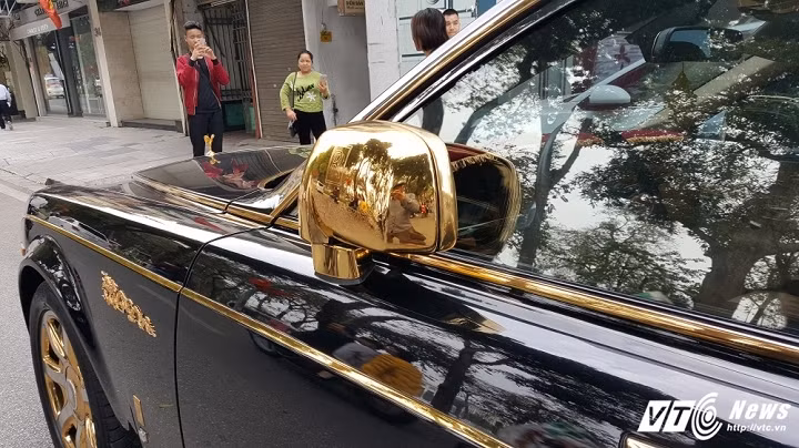 Sự xuất hiện của chiếc siêu xe này trên đường phố Hà Nội đã gây chú ý của người đi đường. Dù “định cư” ở Hà Thành nhưng chiếc xe này rất ít được chủ nhân cho ra ngoài đường. Và đường phố Hà Nội những ngày Tết khá vắng vẻ là dịp để các đại gia chơi xe thoả mãn niềm đam mê.