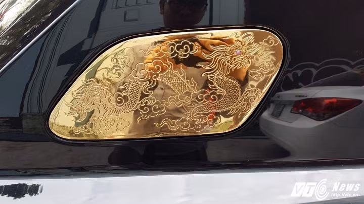 Ngay cả các chi tiết trong nội thất của chiếc xe này cũng được chủ nhân yêu cầu các nghệ nhân Việt Nam mạ vàng cẩn thận. Không gian nội thất của xe với hàng ghế sau được trang bị hệ thống thông tin giải trí độc lập với 2 màn hình, điều hòa 4 vùng, tủ lạnh mini, dàn loa Lexicon... 