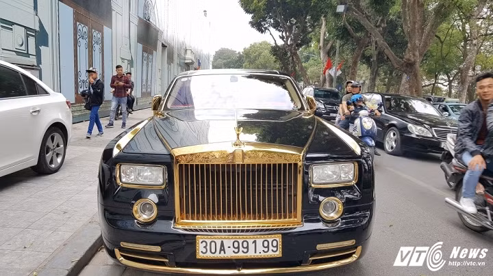 Đây là chiếc siêu xe sang Rolls-Royce Phantom rồng vàng được tung ra thị trường Châu Á với số lượng giới hạn 33 chiếc nhân dịp năm Nhâm Thìn 2012. Phiên bản đặc biệt này có giá sau thuế tại Việt Nam vào thời điểm đó khoảng 35 tỷ đồng.
