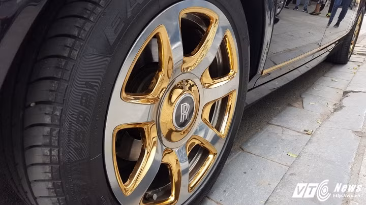 Ốp gương cũng có hình rồng, ngoài ra còn có thêm logo Rolls-Royce nằm phía trên. Bộ mâm xe kết hợp giữa kim loại phay bóng và mạ vàng.