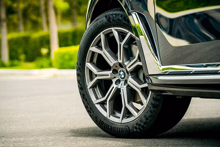 Thiết kế phương ngang của X7 trông hài hòa đẹp mắt và khung cửa sổ đồng nhất 3 ô cửa tạo cảm giác thân xe kéo dài, cũng như Mercedes GLS hay LX570. BMW trang bị các mâm xe cỡ lớn, từ 20 đến 22-inch giúp ngoại hình X7 trông khỏe khoắn đúng chất thể thao của BMW. Khách hàng cũng có những tùy chọn mẫu thiết kế mâm.