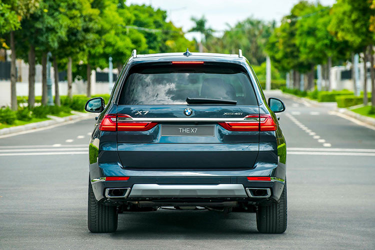 Về truyền động, BMW X7 2019 tại Việt Nam thuộc phiên bản xDrive40i giống như chiếc xe chính hãng đang bán ra. Do đó, "trái tim" của xe vẫn là khối động cơ i6 tăng áp kép 3.0L cho ra công suất tối đa 340 mã lực và mô-men xoắn 450 Nm. Đi kèm với đó là hộp số tự động 8 cấp và hệ dẫn động 4 bánh toàn thời gian.