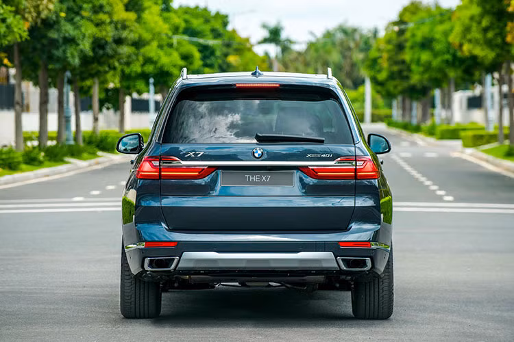 Về truyền động, BMW X7 2019 tại Việt Nam thuộc phiên bản xDrive40i giống như chiếc xe chính hãng đang bán ra. Do đó, "trái tim" của xe vẫn là khối động cơ i6 tăng áp kép 3.0L cho ra công suất tối đa 340 mã lực và mô-men xoắn 450 Nm. Đi kèm với đó là hộp số tự động 8 cấp và hệ dẫn động 4 bánh toàn thời gian.