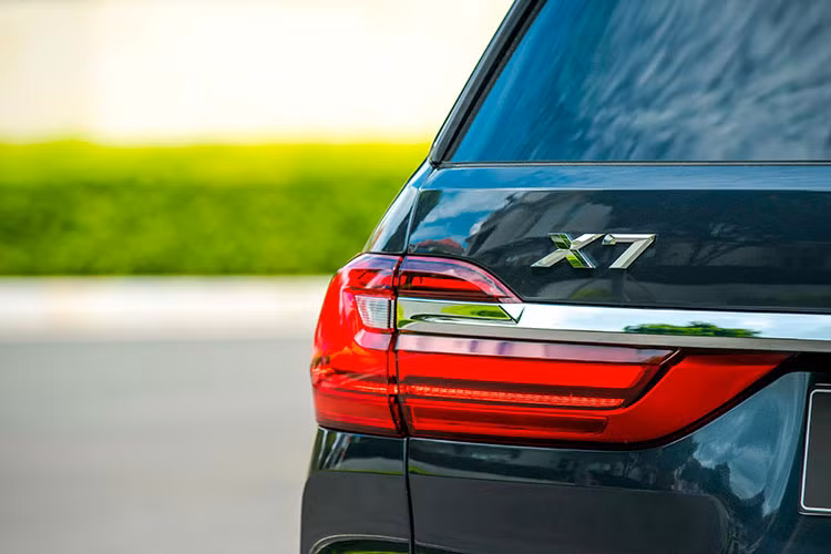 Ở phần đuôi, BMW không trang bị đèn hậu chạy dài hết phương ngang như trào lưu hiện nay mà thay vào đó, 2 đèn hậu cũng chạy mảnh theo phương ngang và được “bắc cầu” bằng một thanh nẹp mạ chrome bóng sáng tinh tế. Ở bên hông, điểm nhấn là đường nẹp mạ chrome bóng chạy theo mép dưới cửa xe và ăn liền với phần bẻ góc năng động ngay sau hốc bánh trước.