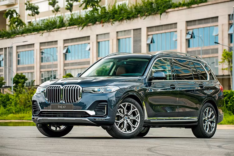Mặc dù BMW X7 2019 mới được điều chỉnh giảm giá mạnh, nhưng hiện tại vẫn cao hơn một chút so với các xe nhập tư nhân đang có giá bán từ 6,8 tỷ đồng hay cao hơn nữa tùy thuộc vào “đồ chơi” options đi kèm. Trước đó, BMW X7 nhập khẩu tư nhân còn được đưa về nước sớm hơn so với X7 nhập chính hãng.