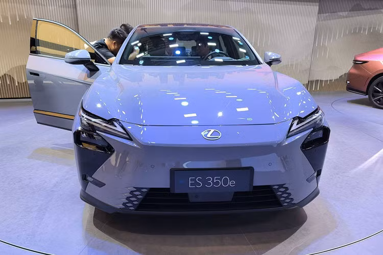 Về an toàn, Lexus ES thế hệ mới được trang bị gói Lexus Safety System+ phiên bản nâng cấp. Hệ thống này mở rộng khả năng kiểm soát hành trình thích ứng, hỗ trợ phanh trong nhiều tình huống giao thông phức tạp. Một điểm mới đáng chú ý là việc tích hợp camera theo dõi người lái, cho phép xe điều chỉnh phản ứng tùy theo mức độ tập trung của tài xế, qua đó nâng cao tính an toàn chủ động.