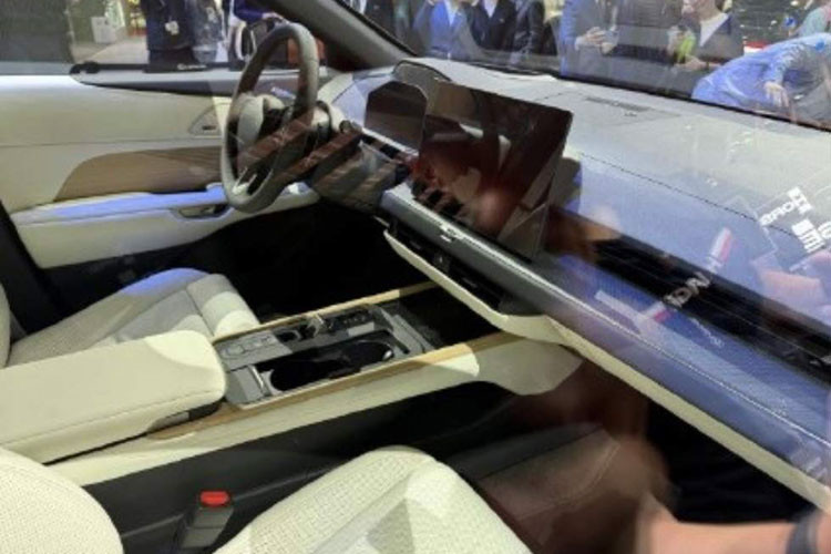 Bên trong cabin, Lexus tiếp tục theo đuổi triết lý “Time is Luxury” – coi trọng sự đơn giản tinh tế đi cùng trải nghiệm công nghệ cao. Khoang nội thất mang đến bốn tùy chọn màu sắc, trong đó nổi bật là tông xanh lá lấy cảm hứng từ tre, tạo cảm giác thuần khiết và sang trọng.