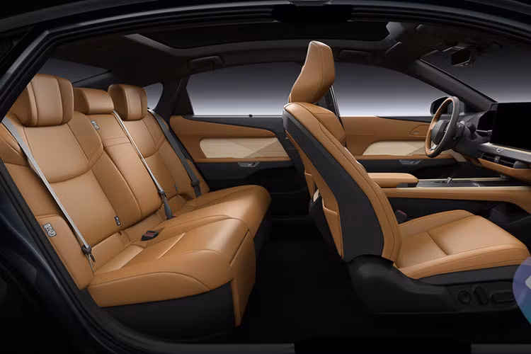 So với bản tiền nhiệm, xe dài hơn 165 mm, trong khi chiều dài cơ sở cũng được kéo dài thêm 80 mm – giúp cải thiện đáng kể không gian hàng ghế sau. Đặc biệt, ghế phụ phía trước có thể gập xuống để mở rộng tối đa không gian duỗi chân cho hành khách phía sau, mang lại trải nghiệm gần như ở khoang thương gia.