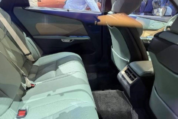 Thiết kế trọng tâm thấp giúp không gian xe trở nên rộng rãi và vững chãi hơn. Cụm đồng hồ kỹ thuật số được nâng cấp với lớp phủ đặc biệt giúp hiển thị sắc nét. Người ngồi phía trước được hưởng gói tiện nghi “Comfort Front Passenger” trong khi hàng ghế sau được chăm chút kỹ lưỡng với gói “Premium Seat” – cho phép ngả sâu, hỗ trợ chân và điều chỉnh linh hoạt. 