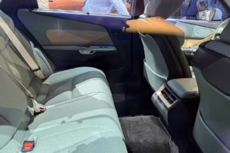 Thiết kế trọng tâm thấp giúp không gian xe trở nên rộng rãi và vững chãi hơn. Cụm đồng hồ kỹ thuật số được nâng cấp với lớp phủ đặc biệt giúp hiển thị sắc nét. Người ngồi phía trước được hưởng gói tiện nghi “Comfort Front Passenger” trong khi hàng ghế sau được chăm chút kỹ lưỡng với gói “Premium Seat” – cho phép ngả sâu, hỗ trợ chân và điều chỉnh linh hoạt. 