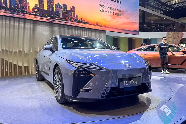 Về vận hành, mẫu sedan này sử dụng hệ thống treo trước kiểu MacPherson kết hợp thiết kế treo sau tối ưu cho độ ổn định cao. Đặc biệt, công nghệ đánh lái bánh sau chủ động (DRS) cho phép bánh sau xoay tối đa 4 độ tùy vào tốc độ xe, giúp xe linh hoạt hơn khi quay đầu hoặc vào cua. Bên cạnh đó, hệ thống giảm xóc thích ứng AVS ứng dụng van từ tính giúp cải thiện độ phản hồi theo từng điều kiện mặt đường, tăng thêm sự êm ái và chính xác.