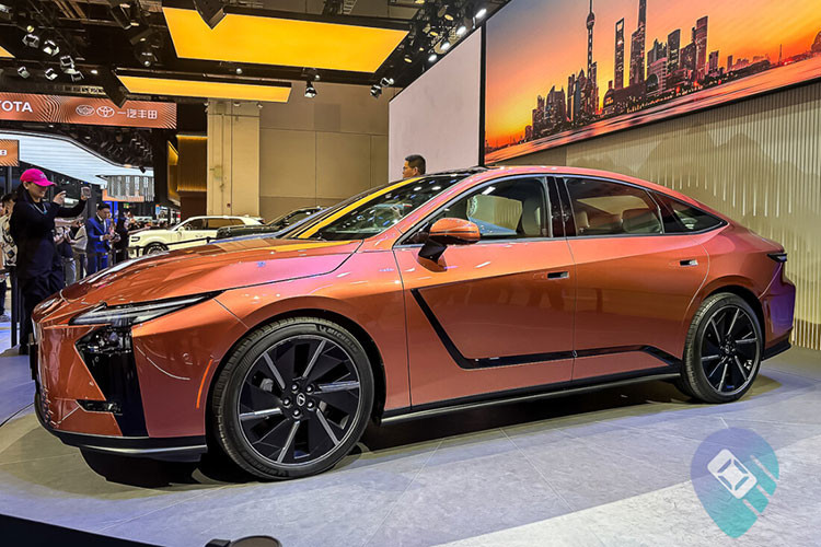 Mẫu xe sedan Lexus ES 2025 vẫn giữ được vẻ sang trọng đặc trưng của dòng sedan hạng E, xe nay trở nên cá tính hơn nhờ lưới tản nhiệt con suốt được tinh chỉnh, liền mạch từ nắp capo đến các góc cản trước. Cụm đèn pha hình chữ L sắc sảo tích hợp dải LED ban ngày và xi-nhan tạo nên điểm nhấn nhận diện đặc trưng. Dáng xe mang hơi hướng coupe với mái vòm mượt mà.