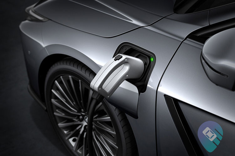 Về hệ truyền động, Lexus xác nhận sẽ có hai phiên bản thuần điện là ES 350e và ES 500e. Xe sử dụng pin dung lượng lớn đặt dưới sàn để hạ trọng tâm, nâng cao độ ổn định. Riêng bản ES 500e được trang bị hệ dẫn động bốn bánh thông minh DIRECT4, có khả năng phân phối mô-men xoắn linh hoạt giữa cầu trước và cầu sau tùy theo tốc độ, lực đạp ga và góc đánh lái, giúp tăng độ bám đường và tối ưu cảm giác lái.