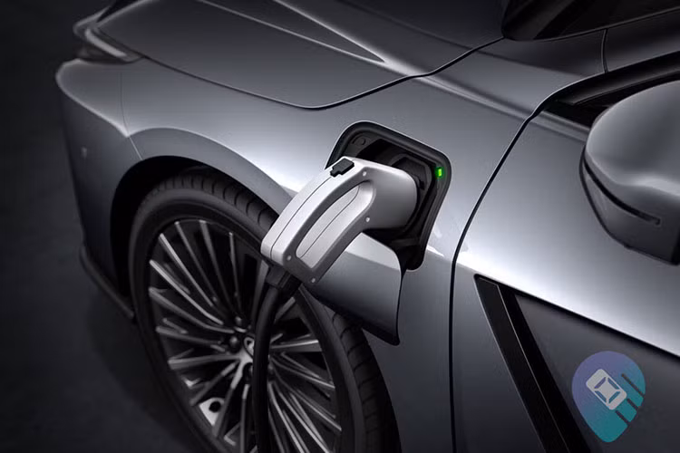 Về hệ truyền động, Lexus xác nhận sẽ có hai phiên bản thuần điện là ES 350e và ES 500e. Xe sử dụng pin dung lượng lớn đặt dưới sàn để hạ trọng tâm, nâng cao độ ổn định. Riêng bản ES 500e được trang bị hệ dẫn động bốn bánh thông minh DIRECT4, có khả năng phân phối mô-men xoắn linh hoạt giữa cầu trước và cầu sau tùy theo tốc độ, lực đạp ga và góc đánh lái, giúp tăng độ bám đường và tối ưu cảm giác lái.