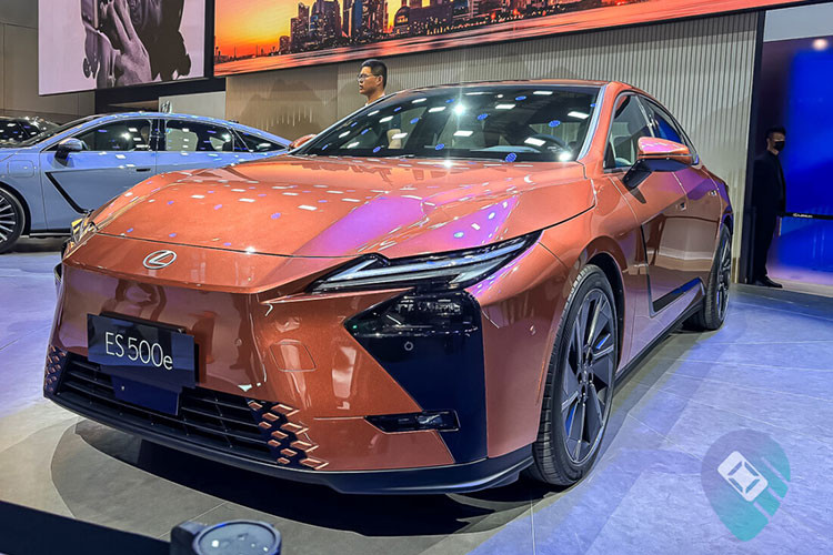 Việc ra mắt Lexus ES 2025 mới cho thấy rõ chiến lược điện hóa mà hãng đang theo đuổi trong tương lai. Bên cạnh đó, mẫu xe cũng được cải tiến mạnh mẽ ở cả thiết kế ngoại thất lẫn nội thất, mang đến diện mạo hiện đại và công nghệ cao cấp hơn. Về thiết kế bên ngoài, Lexus ES mới lấy cảm hứng từ mẫu concept thuần điện LF-ZC, áp dụng ngôn ngữ thiết kế mới nhất của hãng.