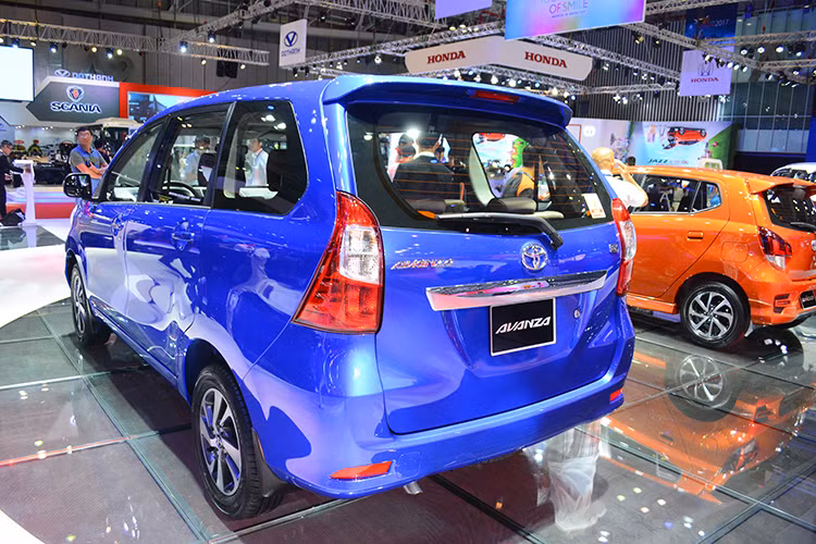 Thiết kế của xe khá đơn giản và phần nào gợi lại thiết kế của Innova thế hệ đầu, tuy nhiên nhỏ hơn nhiều. Thân xe được chạm khắc mạnh mẽ với các đường cắt bắt đầu từ bộ phận chống trước chạy liền mạch về phía sau. Là chiếc xe có kích thước nằm ở phân khúc B nhưng Avanza trong cũng khá bề thế so với những đối thủ khác cùng phân khúc. 