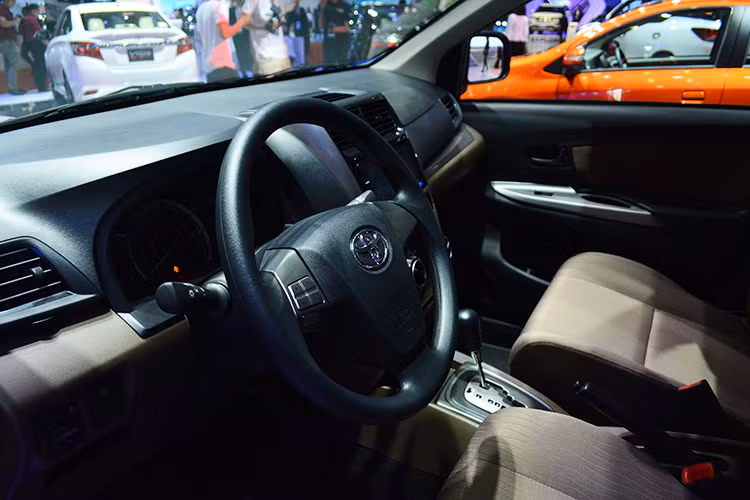 Tuy là một mẫu xe MPV giá rẻ nên Avanza không có những vật liệu và trang bị cao cấp trong nội thất. Đa số các chi tiết nhựa trên xe đều là loại nhựa cứng, trong khi toàn bộ các ghế ngồi đều chỉ được bọc nỉ và chỉnh tay hoàn toàn. Khách hàng có thể nâng cấp chiếc xe tiện nghi hơn với hệ thống thông tin giải trí có camera lùi, đầu DVD, định vị GPS...