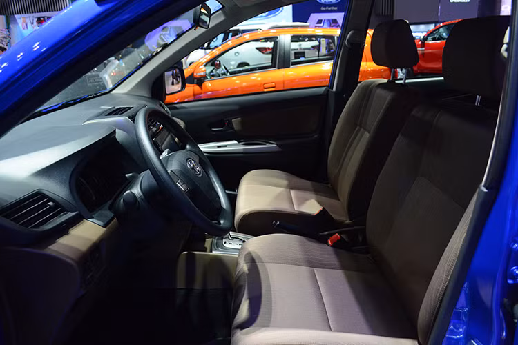 Cũng giống như Innova, cả 2 hàng ghế phía sau chiếc xe cũng đều có khả năng gập lưng 50/50 để mở rộng khoang hành lý. Với mọi ghế ngồi đều được mở ra, thể tích khoang hành lý của xe chỉ đạt mức khiêm tốn 128 lít - ít hơn đa số những chiếc hatchback thông thường. Tuy nhiên nếu gập hết các ghế lại, chiếc xe có tổng thể tích khoang hành lý lên tới 1424 lít.