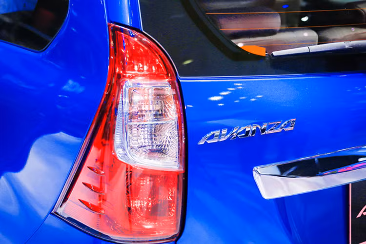 Với đợt nâng cấp mới nhất vào năm 2015, Avanza đã mang "bộ mặt" mới theo ngôn ngữ thiết kế Keen Look hiện tại của Toyota. Hai bên thân xe, thay đổi lớn nhất của Avanza mới là bộ mâm đường kính 14 hoặc 15 inch tùy từng phiên bản. Trong khi đó, phần đuôi xe gần như không có thay đổi nào ngoại trừ cặp đèn hậu với chóa bên trong mới.