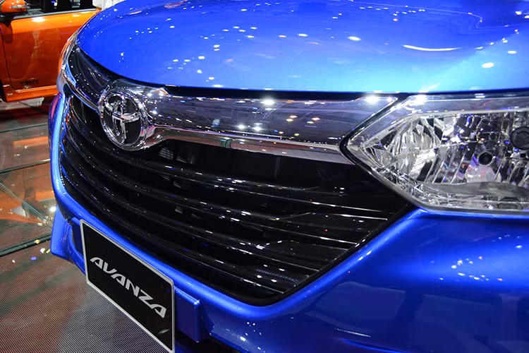 Phần đầu của chiếc xe sở hữu bộ phận lưới tản nhiệt lớn, trang bị đèn pha halogen, khe gió phía trước nối liền đèn sương mù. Mặt ca-lăng gồm một thanh mạ chrome sáng bóng. Mẫu xe gia đình cỡ nhỏ này trang bị cụm đèn phía trước khá độc đáo với dạng helogen gắn liền với lưới tản nhiệt.