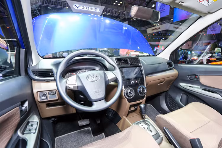 Ở bên trong nội thất, Avanza có thiết kế giản dị khá gần với "người anh em Toyota Innova và cũng không có điểm nhấn đặc biệt nào. Với phiên bản nâng cấp, chiếc xe có bảng điều khiển trung tâm màu bạc mờ và mặt đồng hồ mới. Nằm chính giữa bảng điều khiển trung tâm là hệ thống thông tin giải trí 2-DIN với màn hình cảm ứng 7 inch, kết nối Bluetooth/smartphone trên phiên bản cao cấp nhất.