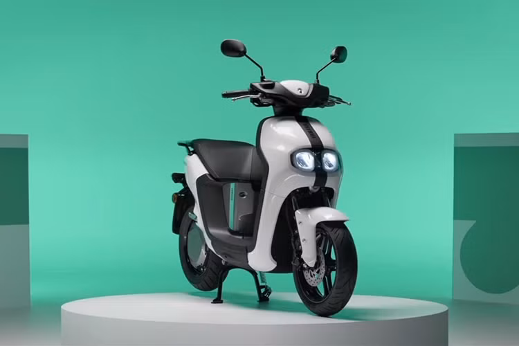 Yamaha gioi thieu bo doi xe ga chay dien hoan toan moi-Hinh-2