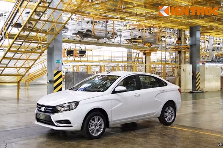 Hầu hết các linh kiện của xe (60%) được sản xuất tại nhà máy Togliatti, Nga bao gồm cả động cơ được nhập và mọi công đoạn hoàn thiện còn lại thuộc về nhà máy Izhevsk với công suất dự kiến khoảng 5.000 chiếc cho tới cuối năm nay.