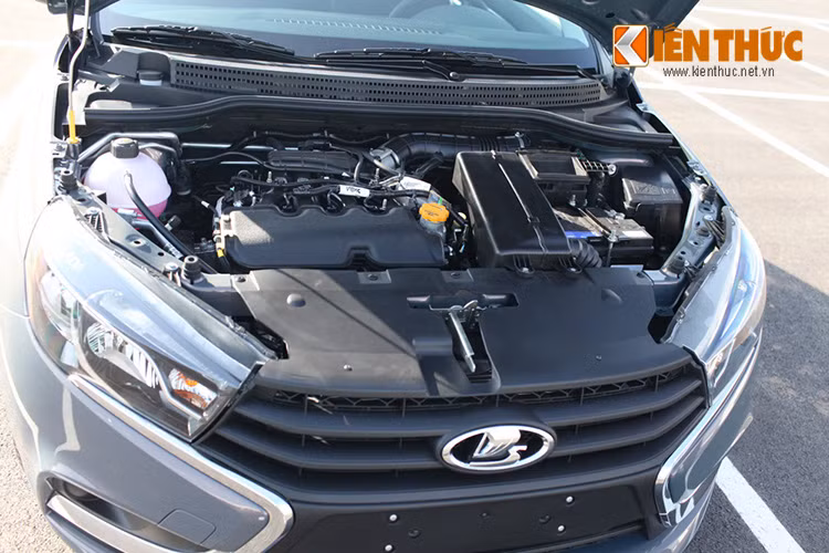 Ngoài động cơ xăng 4 xi lanh 1.6 lít cho công suất 106 mã lực, xe cũng có phiên bản mạnh mẽ hơn với 114 mã lực và hộp số CVT.