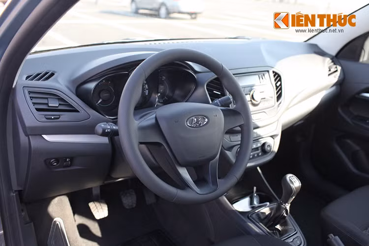 Bên trong nội thất xe được thiết kế đơn giản nhưng đầy đủ các chức năng gồm vô lăng 3 chấu, cần số tay tích hợp, điều hoà tiêu chuẩn, radio...