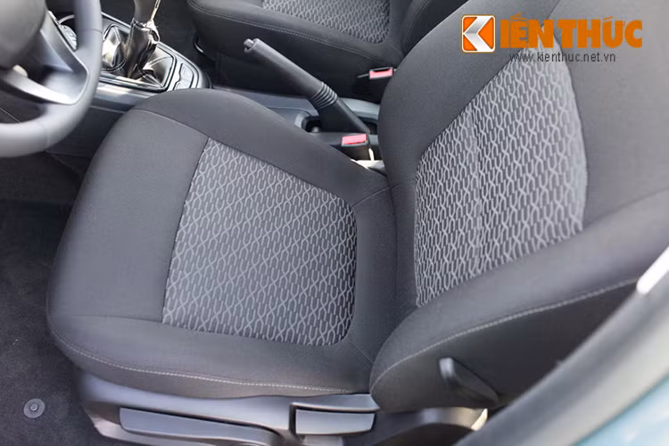 Là một mẫu xe giá rẻ, Vesta không có nhiều lựa chọn về nội thất. Xe được trang bị hai hàng ghế cho 5 chỗ ngồi được thiết kế dạng ghế nỉ, ốp cửa, bảng táp lô dạng nhựa và nỉ cao cấp.