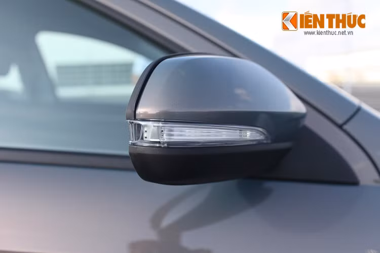 Thân xe với những đường gân khí động học dập nổi ấn tượng, gương chiếu hậu có thêm đèn báo kéo dài dễ quan sát.