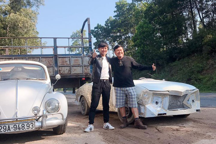 Mới đây, trên mạng xã hội xôn xao với hình ảnh một chiếc siêu xe mui trần tự chế của bạn trẻ có tên Võ Trung Kiên đến từ Hà Tĩnh. Theo chia sẻ của chủ nhân mẫu xe độ này, anh mất gần 2 tháng để hoàn thành tác phẩm đầu tay của mình. Được biết chiếc siêu xe này được độ từ một chiếc Daewoo Celio hàng nát không sử dụng đã lâu.