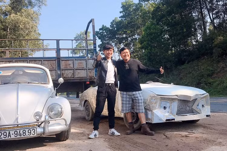 Mới đây, trên mạng xã hội xôn xao với hình ảnh một chiếc siêu xe mui trần tự chế của bạn trẻ có tên Võ Trung Kiên đến từ Hà Tĩnh. Theo chia sẻ của chủ nhân mẫu xe độ này, anh mất gần 2 tháng để hoàn thành tác phẩm đầu tay của mình. Được biết chiếc siêu xe này được độ từ một chiếc Daewoo Celio hàng nát không sử dụng đã lâu.