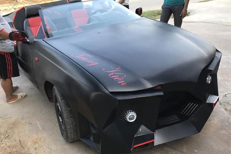 Chàng trai đến từ Hà Tĩnh chọn màu sơn đen mờ để làm bộ áo chính cho chiếc xe độ mui trần độc đáo của mình. Điểm nhấn ở ngoại hình chính là tên của Trung Kiên được dán lên nắp capô phía trước màu đỏ. Bên trong khoang lái mẫu xe độ này có 2 ghế ngồi được bọc da màu đỏ.