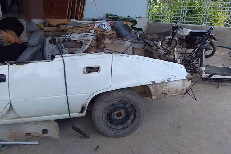 Trung Kiên cho biết mình mua lại chiếc xe Daewoo Cielo với giá 50 triệu đồng, sau đó, chàng trai Hà Tĩnh đã bắt đầu vào quá trình cắt bỏ đi một số dàn áo nguyên bản của xe, mui xe hay cả 2 hàng ghế sau. Sau đó, Trung Kiên bắt đầu vào quá trình tạo hình dáng cho mẫu xe độ của mình. 