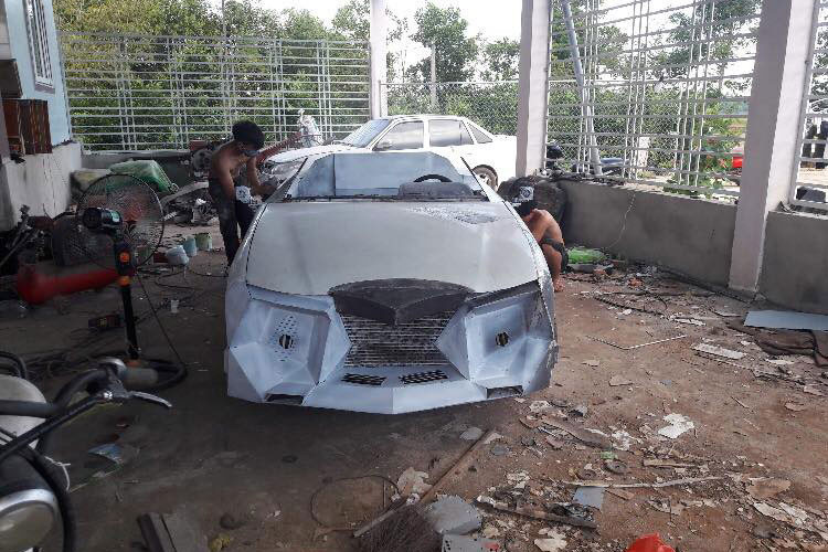 Ngoại hình xe trở nên khá hầm hố với phần đầu và đuôi xe trông như những chiếc siêu xe Batman khủng, anh chàng Trung Kiên cũng trang bị cho mẫu xe độ này bộ đèn pha nhỏ dạng LED có thể đổi màu sắc. Phía trên "đôi mắt" này còn có dải đèn LED chiếu sáng ban ngày.