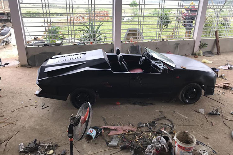 Trước đó, Văn Kim, chàng trai đến từ Đắk Mil cũng phải mất đến lần thứ 2 mới cho ra đời được một mẫu xe tự chế theo dáng của Shelby Cobra 427 khiến cư dân mạng nể phục. Hy vọng trong thời gian tới, những bạn trẻ có niềm đam mê độ xe tại Việt Nam sẽ có động lực khi nhìn thấy tác phẩm của 2 bạn trẻ đến từ Hà Tĩnh và Đắk Mil.