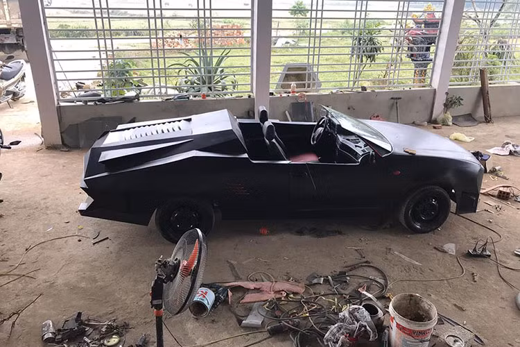 Trước đó, Văn Kim, chàng trai đến từ Đắk Mil cũng phải mất đến lần thứ 2 mới cho ra đời được một mẫu xe tự chế theo dáng của Shelby Cobra 427 khiến cư dân mạng nể phục. Hy vọng trong thời gian tới, những bạn trẻ có niềm đam mê độ xe tại Việt Nam sẽ có động lực khi nhìn thấy tác phẩm của 2 bạn trẻ đến từ Hà Tĩnh và Đắk Mil.