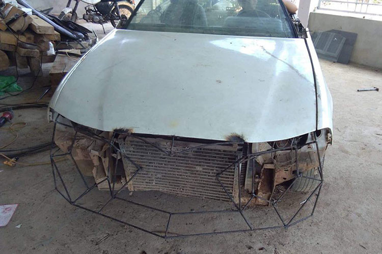 Cụ thể, để tạo ra bản độ xe mui trần độc đáo này, chàng trai đến từ Hà Tĩnh đã lôi một chiếc Daewoo Celio đời 1998 không thể sử dụng được nữa ra độ lại. Quá trình để tạo hình dáng hay bắt tay vào quá trình tạo ra mẫu xe tự chế này khá khó khăn do Trung Kiên không có nhiều kinh nghiệm trong việc độ xe.