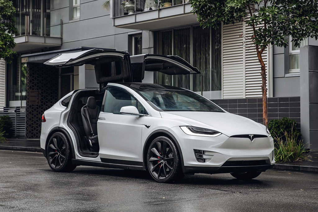 Tesla Model X: Cũng giống như người anh em Model S, xe có vẻ ngoài rất bắt mắt, đặc biệt khi nhìn vào kiểu cửa cánh chim của nó. Ngoài ra, phiên bản 75D có khả năng tăng tốc từ 0-100 km/h chỉ trong 4,9 giây, đạt quãng đường chạy 381 km trong một lần sạc đầy và vận tốc tối đa 209 km/h. Model X bản tiêu chuẩn 75D có giá bán từ 79.500 USD.