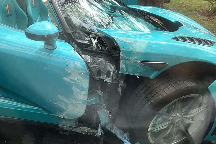 Dựa trên những hình ảnh được cung cấp về vụ tai nạn, chiếc Koenigsegg ban đầu di chuyển bình thường trên đường trước khi mất lái và đâm vào lề đường bê tông. Nửa trước của chiếc xe bị thiệt hại nặng nhất, hệ thống treo và cửa xe hư hỏng hoàn toàn khi va vào bê tông. 