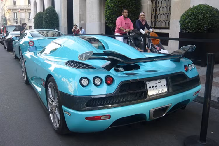 Chiếc siêu xe Koenigsegg CCXR này nổi tiếng nhờ sở hữu màu xanh lam độc nhất. Hơn hết, nó từng thuộc sở hữu của Hoàng thân, cựu Thủ tướng Qatar, Sheikh Hamad Bin Jassim Bin Jabr Al-Thani.