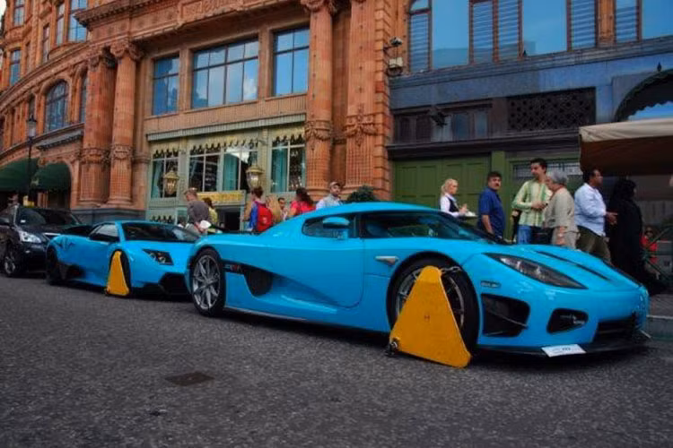 Năm 2010, chiếc xe Koenigsegg CCXR của cựu Thủ tướng Qatar này đã bị cảnh sát khóa bánh vì đỗ xe trái phép ở London, Anh.
