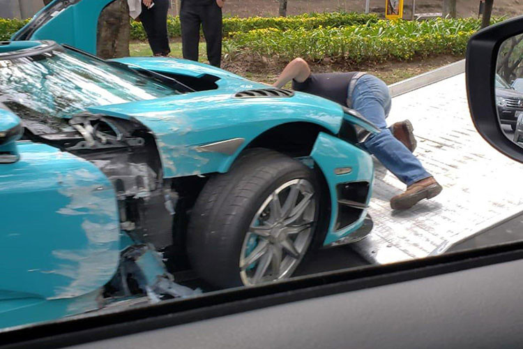 Mui xe cũng đã bị biến dạng, trong khi phía cửa hành khách cũng trầy xước. Phần đuôi xe và động cơ có vẻ không bị ảnh hưởng. Chiếc siêu xe độc nhất vô nhị này cần phải được sửa chữa. Nó sẽ được gửi trở lại Angelholm, Thụy Điển để khắc phục hậu quả sau tai nạn.