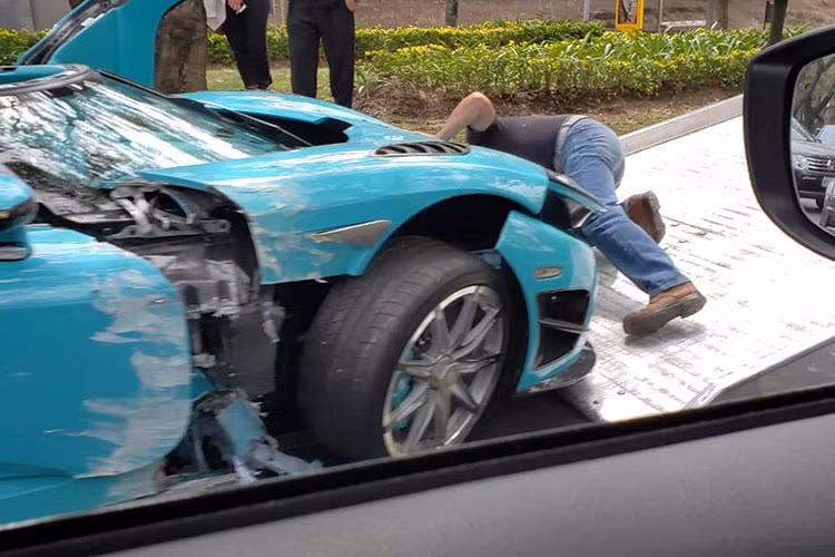 Mui xe cũng đã bị biến dạng, trong khi phía cửa hành khách cũng trầy xước. Phần đuôi xe và động cơ có vẻ không bị ảnh hưởng. Chiếc siêu xe độc nhất vô nhị này cần phải được sửa chữa. Nó sẽ được gửi trở lại Angelholm, Thụy Điển để khắc phục hậu quả sau tai nạn.