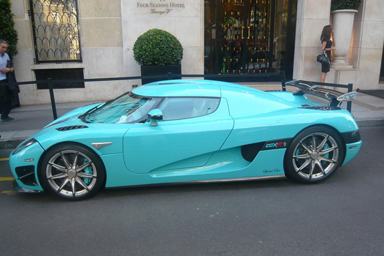 Siêu xe Koenigsegg CCXR trang bị động cơ V8 4,8 lít tăng áp kép, công suất 1.004 mã lực. Xe có khả năng tăng tốc 0-100 km/h trong 2,9 giây, 0-200 km/h trong 8,75 giây và tốc độ tối đa có thể đạt hơn 400 km/h. Vào thời điểm Hoàng thân Qatar mua mẫu xe này, nó có giá 2,3 triệu USD.