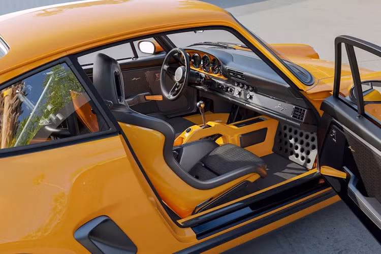 Đây là điều mà những người mua 911 SSE ban đầu phải cân nhắc – hầu hết đều chọn cánh lớn. Nhưng nếu khách hàng của Singer thực sự không thể quyết định giữa 2 tùy chọn này, họ có thể mua hai đuôi xe riêng biệt và hoán đổi chúng khi muốn.